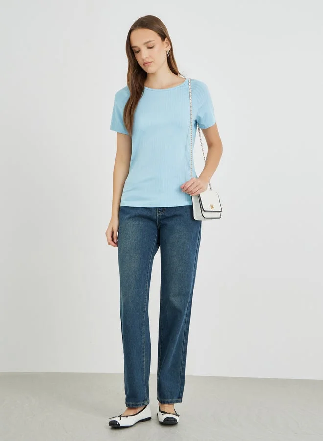 تايك تو تيشيرت بأكمام قصيرة ورقبة دائرية بنقشة مميزة